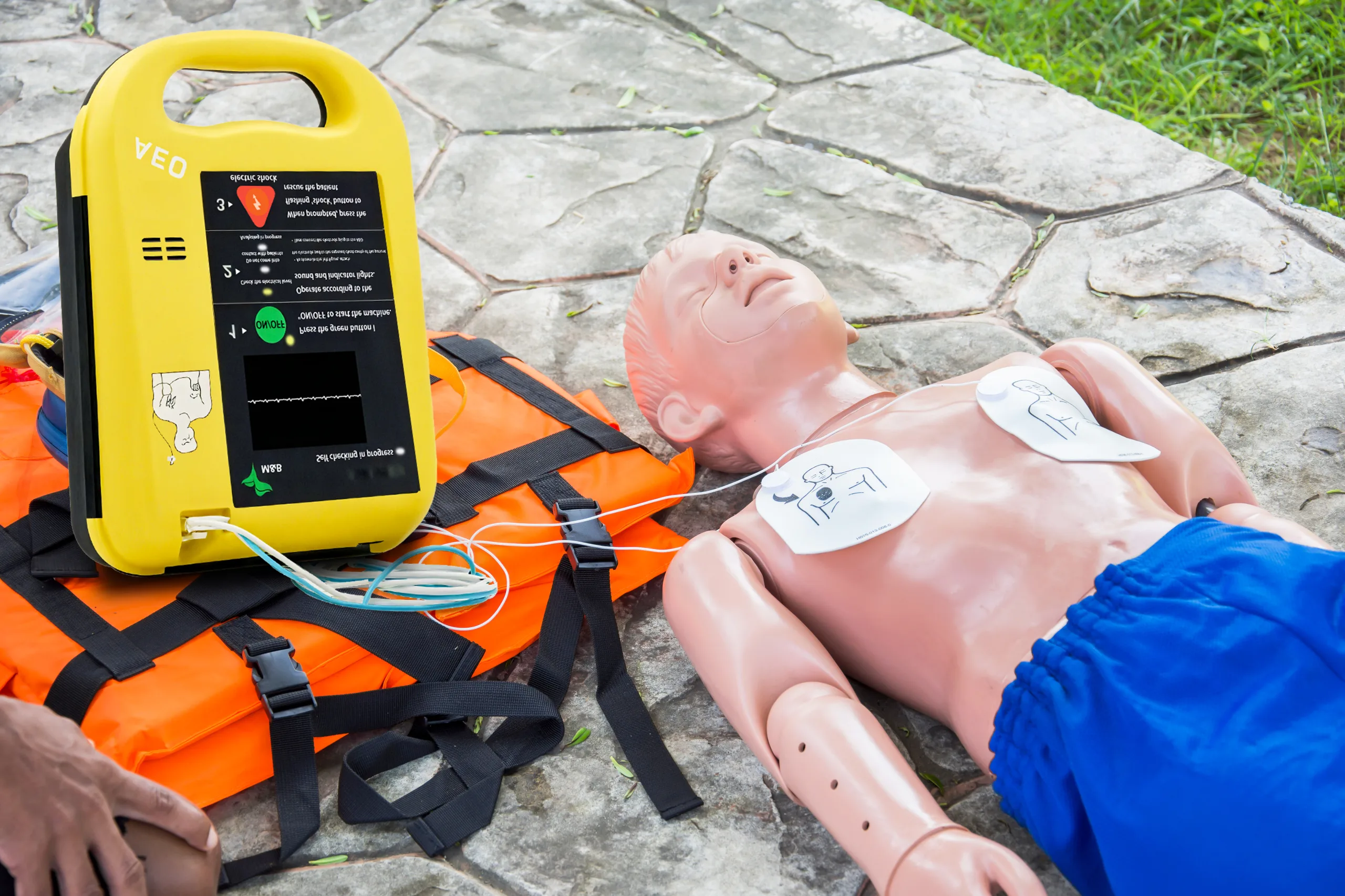 scenario of demonstrating how to use an aed device